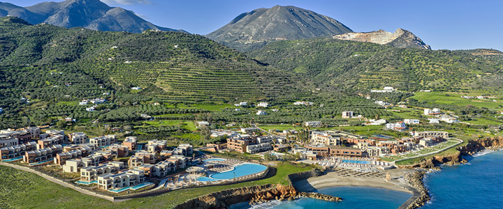 Im weitläufigen Resort des Hotel Meninx prägen Palmen und typische mediterrane Vegetation die Anlage, während ein klarer Sommertag für helle, ruhige Atmosphäre sorgt.